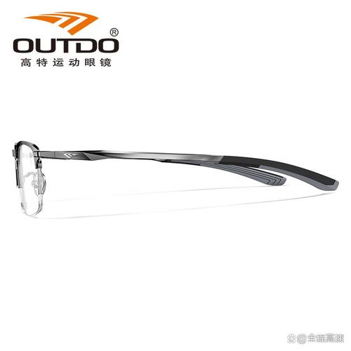 高特商务钛架眼镜如何挑?看看1.74特薄镜片款,高清透亮不累眼